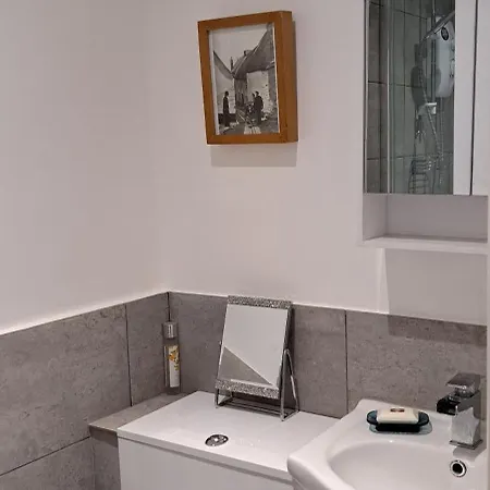Modern With Outstanding Views, Sleeps 2 Newlyn